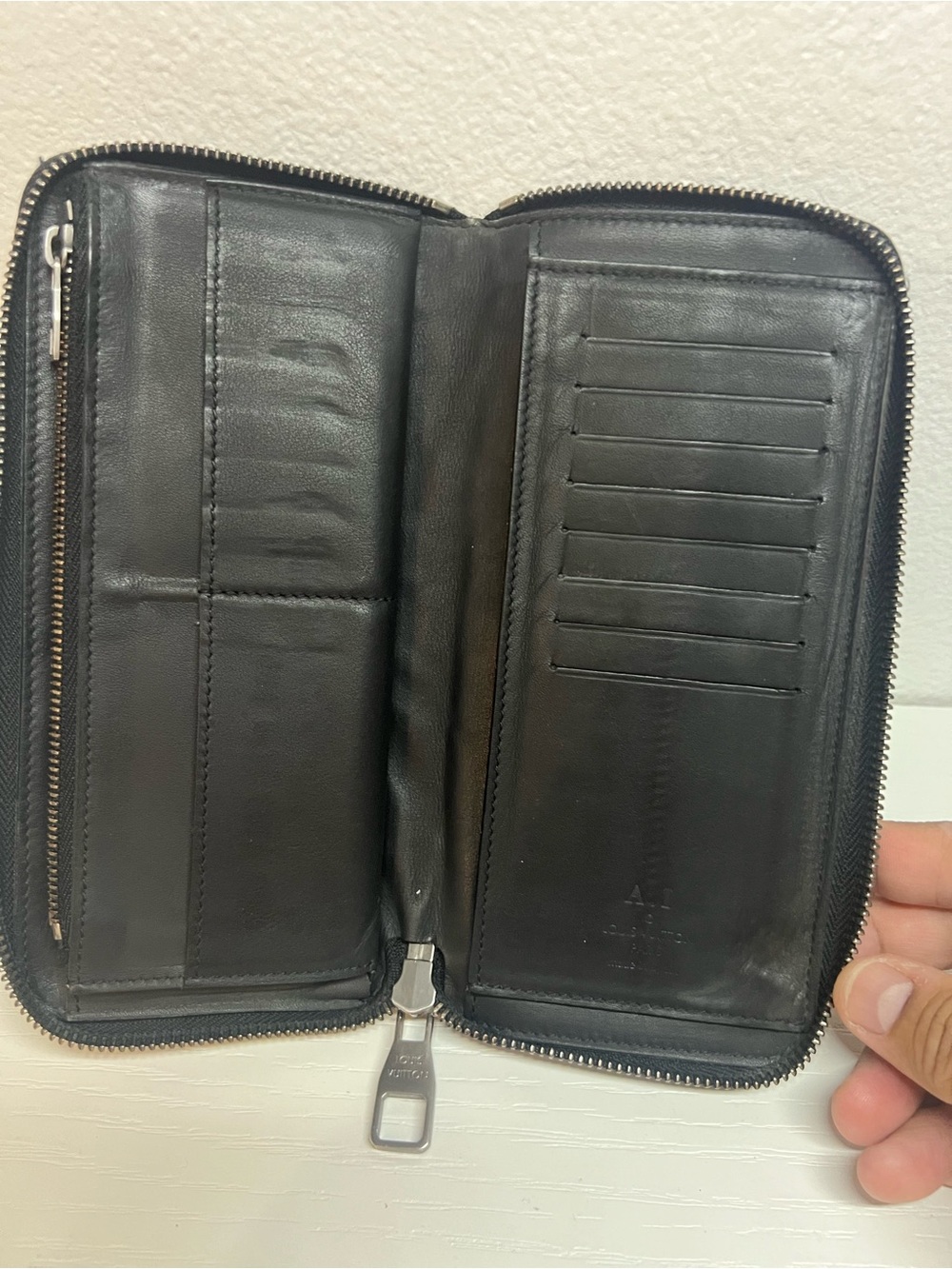 Louis Vuitton: Zippy Wallet Damier Infini - Picture 6 of 15